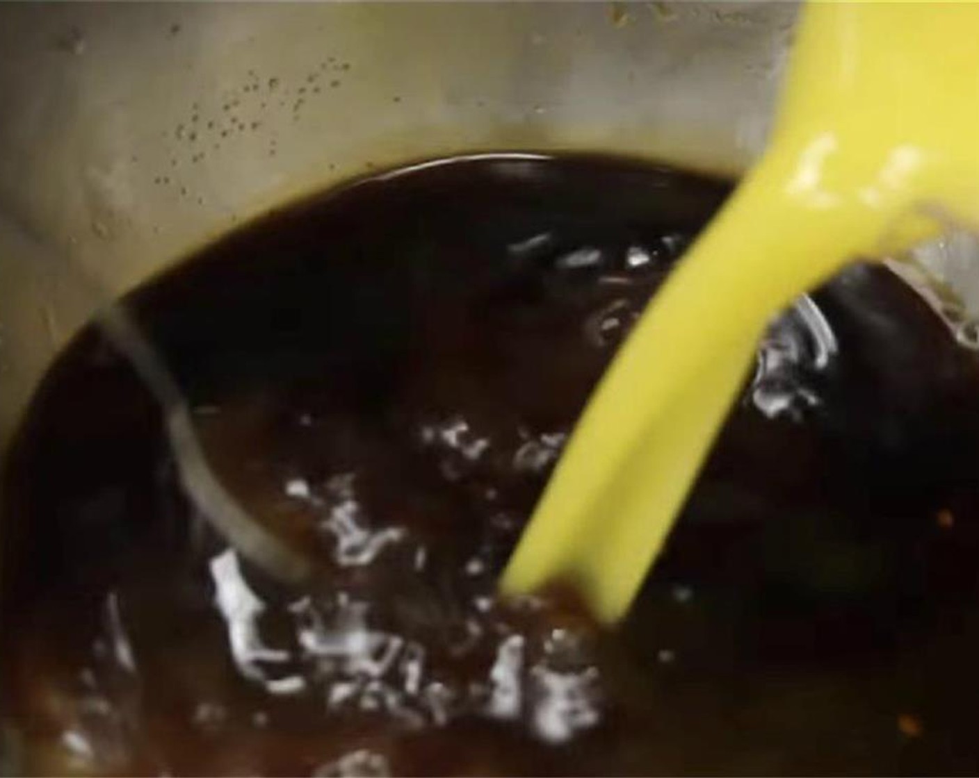 step 5 For the sauce, mix the Granulated Sugar (4 Tbsp), Distilled White Vinegar (2 Tbsp), Sriracha (to taste) and Brown Sugar (1/2 cup). Finally, add Oranges (4) in a bowl and stir.