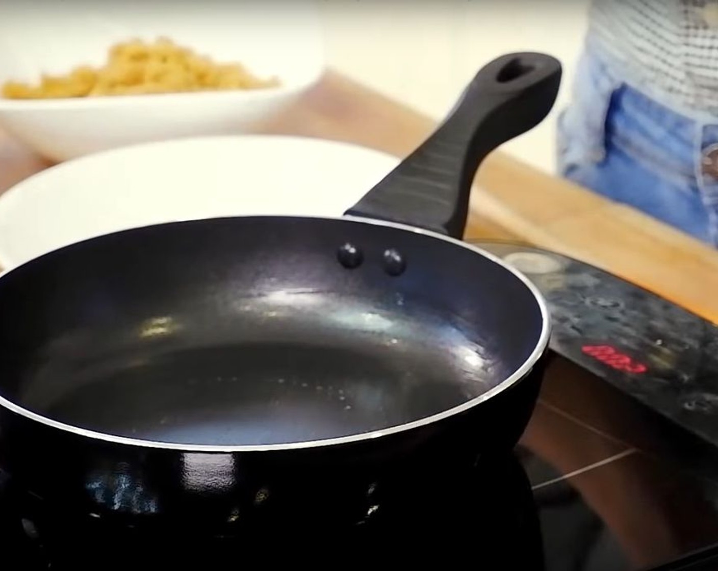 step 7 Lightly grease an 8-inch (20cm) frying pan and preheat it over medium low heat.