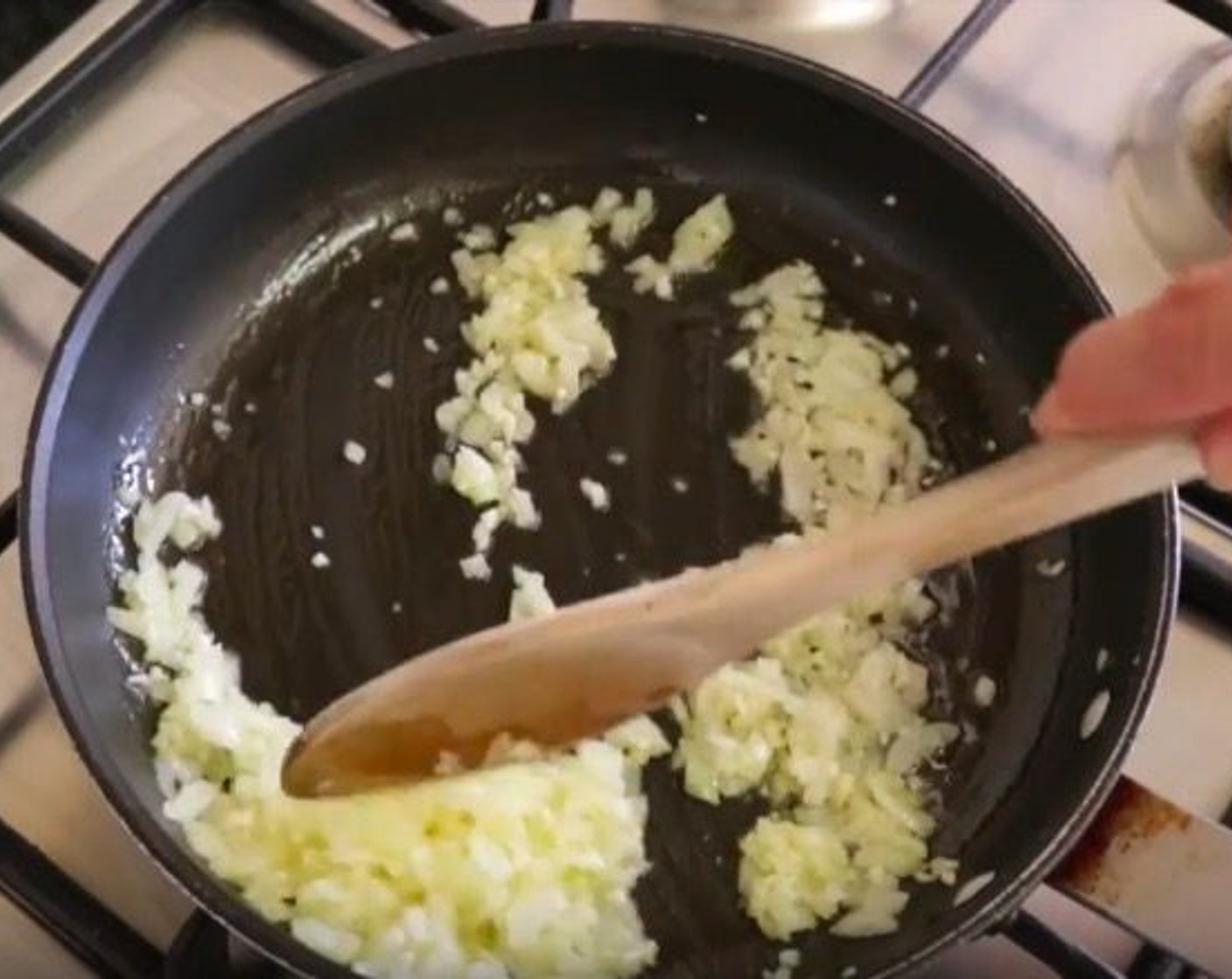 step 6 Add the onion and garlic. Mix with the oil, then cook for 3 minutes.