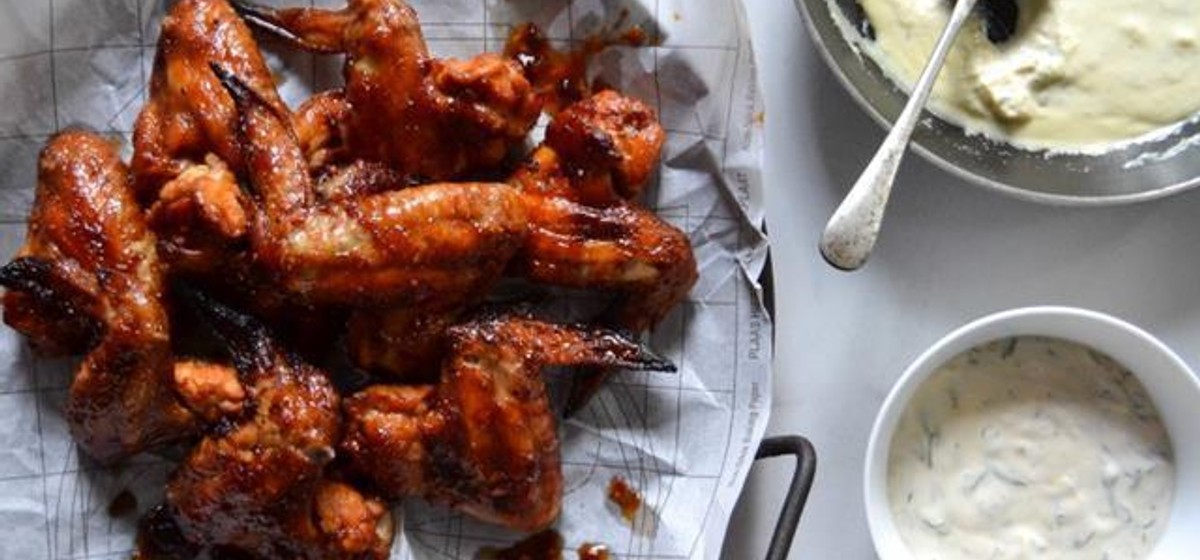 Hotwings with Blue Cheese Dipping Sauce Recipe | SideChef