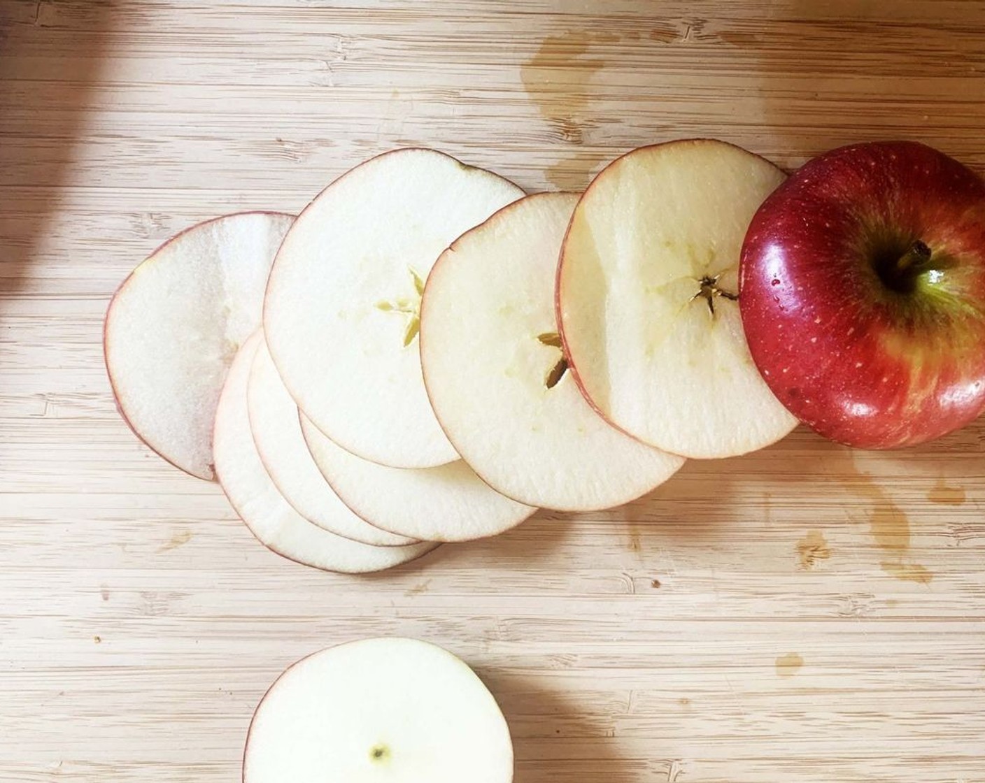 step 1 Slice up the Red Apple (1), and remove the central seeds.