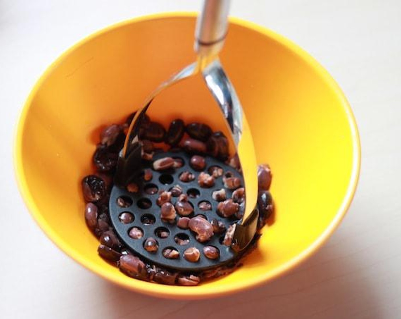 step 3 Mash the black beans after boiling.