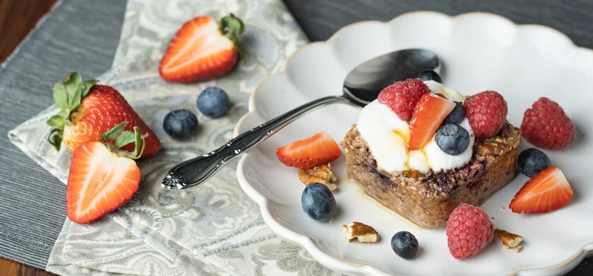 Baked Berry and Coconut Oatmeal Recipe | SideChef