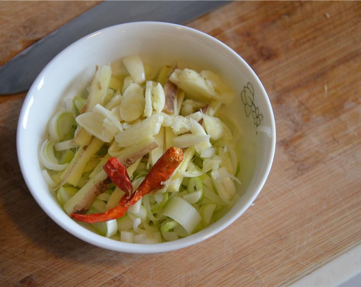 step 4 Combine the leek, garlic, ginger and Dried Chili Peppers (2) in a bowl.