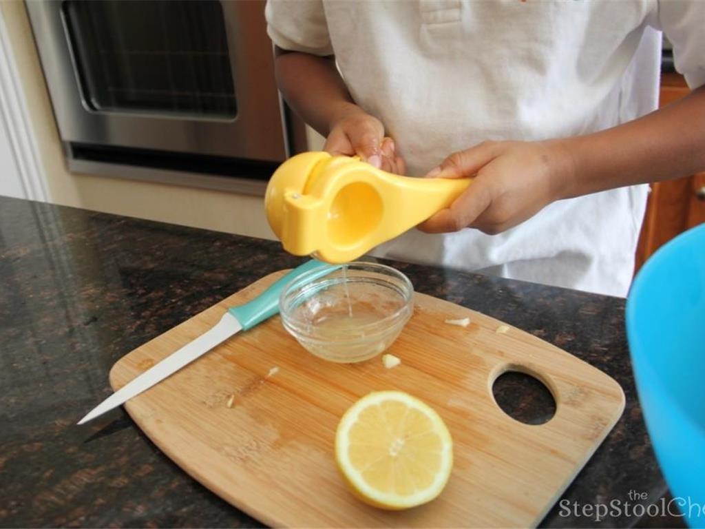 Step 3 of Yummy Dutch Apple Crisps Recipe: Juice the Lemon (1) and remove the seeds.