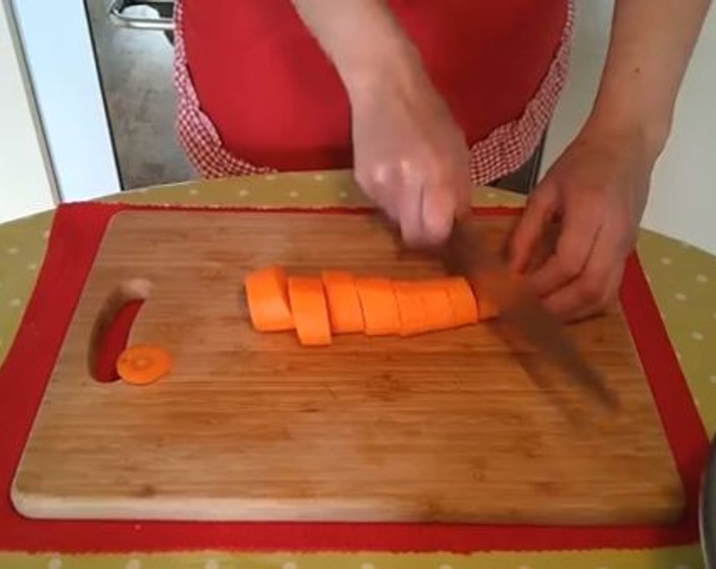 step 3 Roughly chop the Carrot (1).