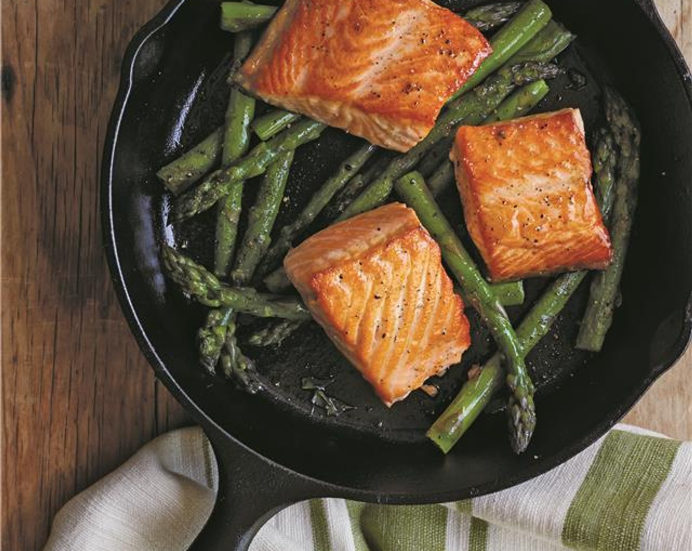 Pan-Seared Salmon with Dill Sauce and Asparagus