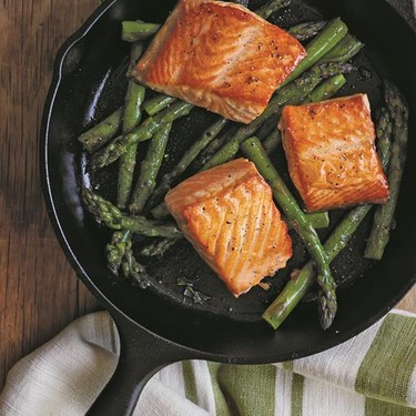 Pan-Seared Salmon with Dill Sauce and Asparagus Recipe | SideChef