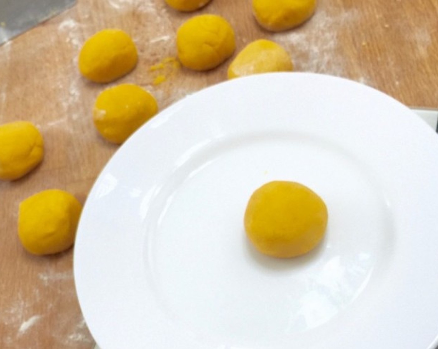 step 11 Weigh each cookie ball to ensure they are of the same size. They should each be about 25 grams.