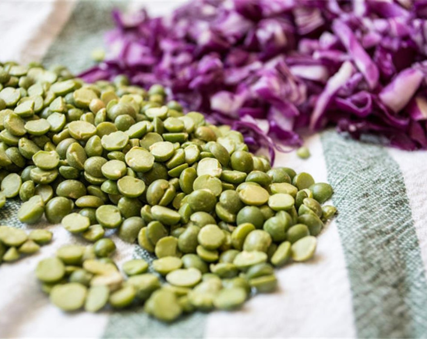 step 1 Add Split Peas (1/4 cup) to 1/2 cup of water in a small sauce pan, bring to a boil, then simmer for approximately 45 minutes, or until cooked to your preferred texture.