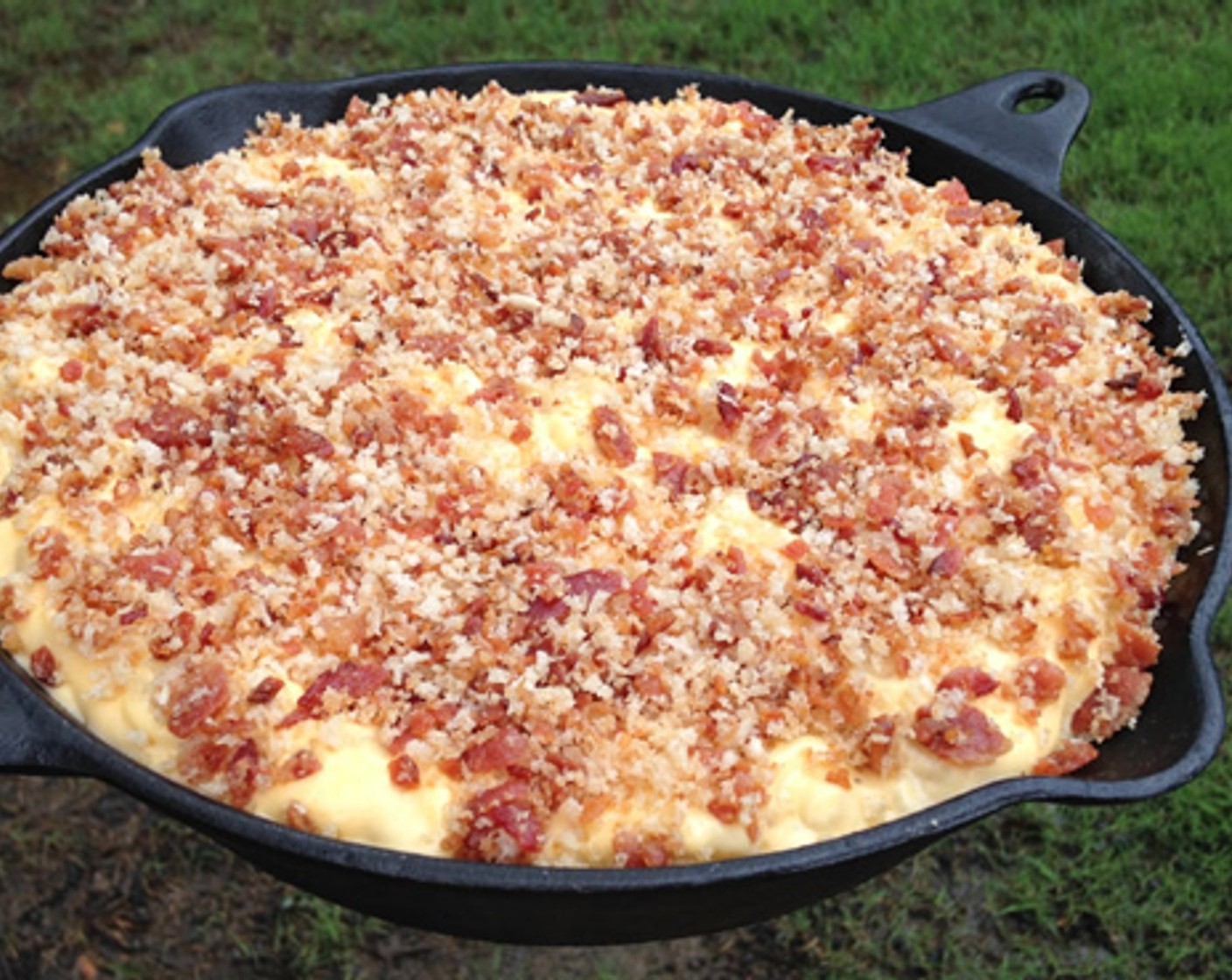 step 9 Mix Panko Breadcrumbs (1/2 cup) with chopped bacon. Top mac and cheese with panko/bacon mixture. To smoke the mac and cheese, place the skillet in your 350 degrees F (180 degrees C) smoker for 1 hour, or until mac and cheese becomes hot and bubbly.