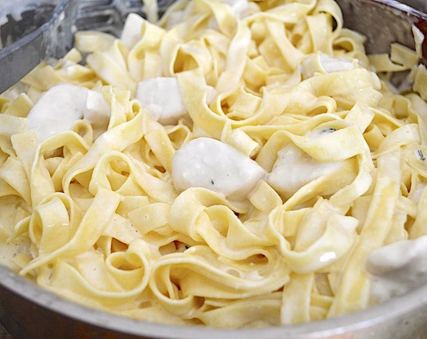 step 7 Add the chicken and cooked fettuccine in next and toss it all together thoroughly for a minute on the low heat. This will let the fettuccine and chicken absorb the sauce.