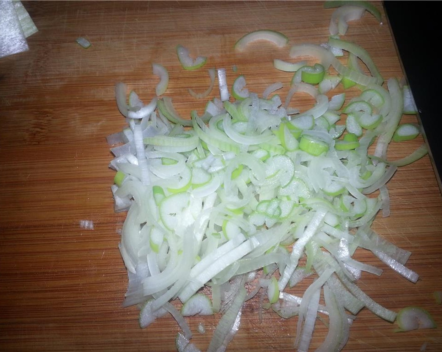 step 2 Thinly slice the white and green parts of the Leeks (2).