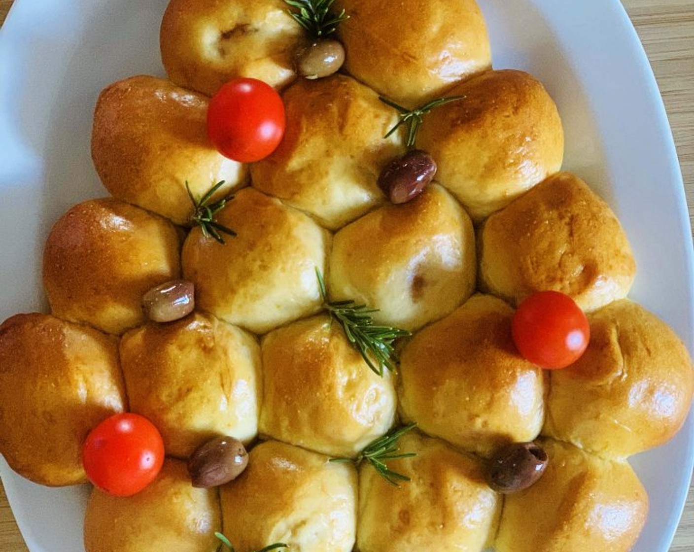 step 10 Remove from the oven and let it cool down. Decorate it with some cherry tomatoes, olives, and rosemary.