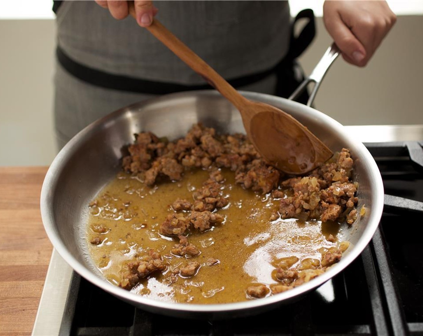 step 5 Add one and a half cups of chicken broth into the sausage mixture and bring to a boil, scraping the browned bits off the bottom of the pan.