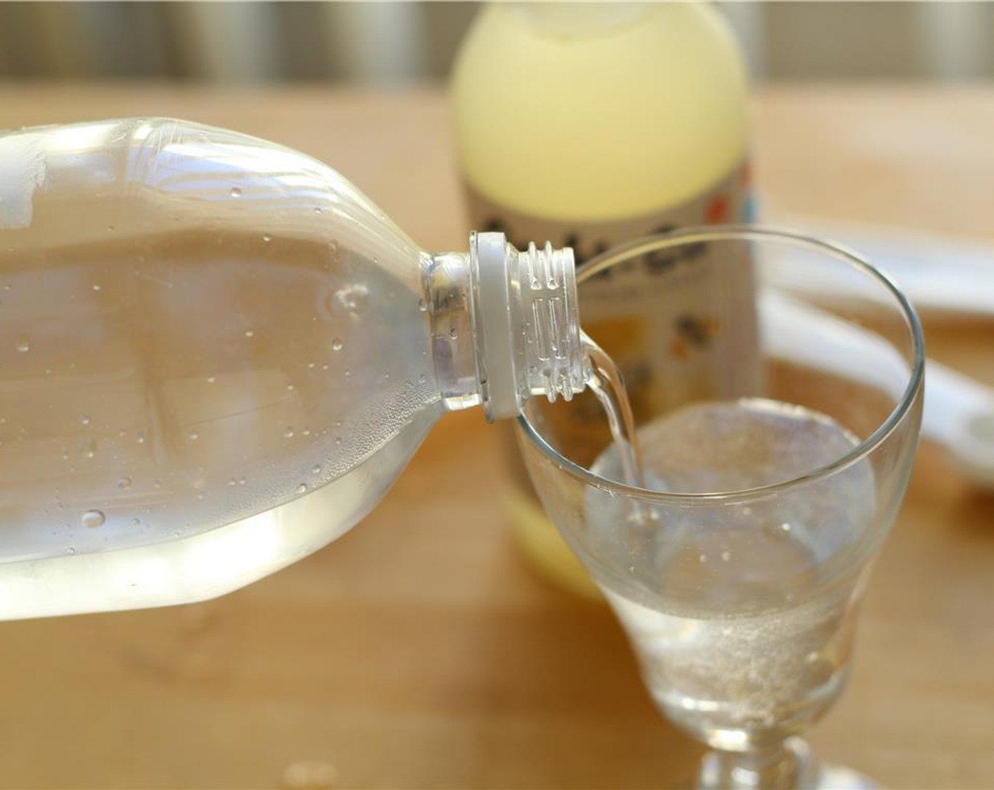 step 1 Prepare your ingredients. Mix the Genki-Su (1 fl oz) and Soda Water (7 fl oz) with Ice (to taste).
