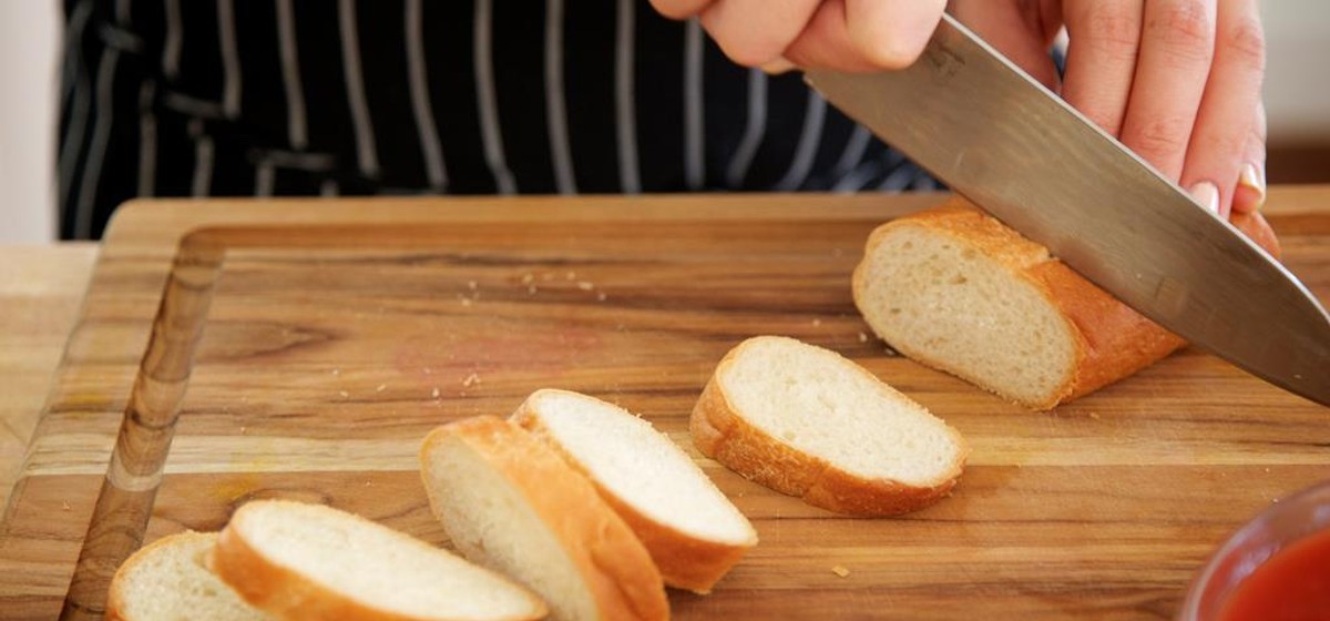 Veal Bolognese with Ricotta Garlic Toasts Recipe | SideChef