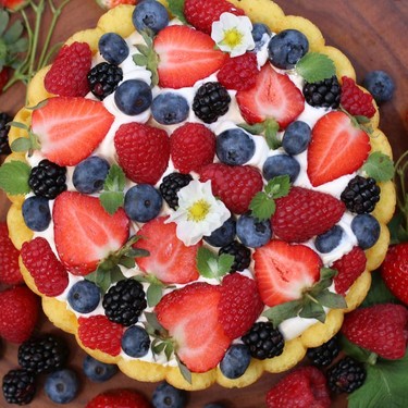 Summer Berry Charlotte Cake Recipe | SideChef