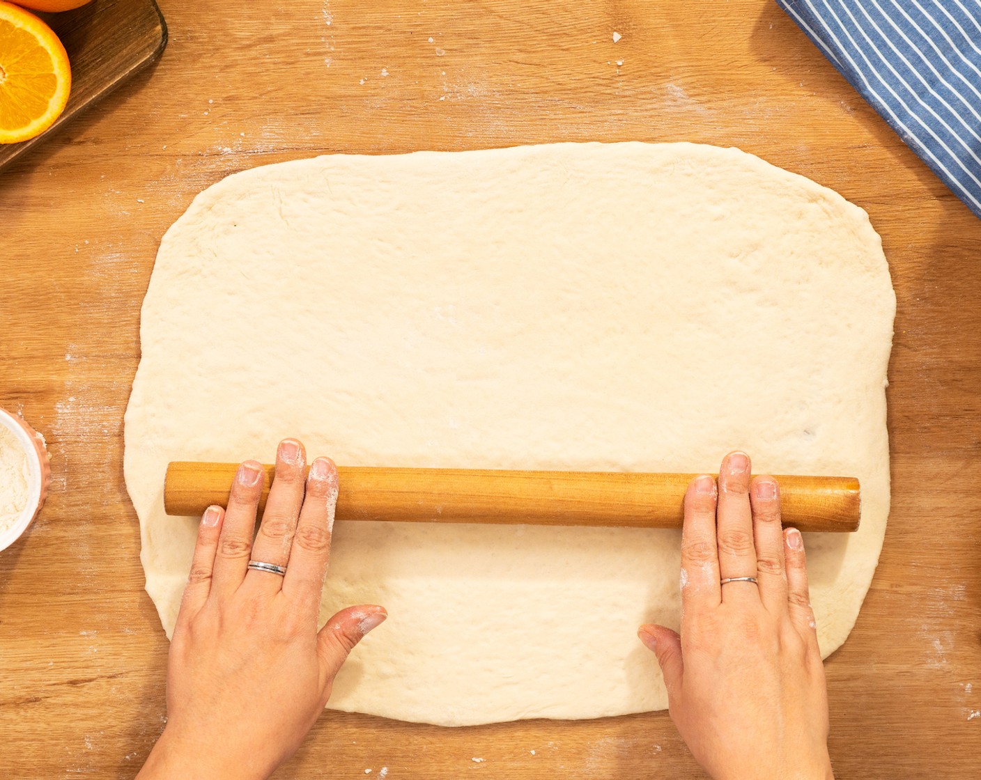 step 4 Die Arbeitsfläche mit Mehl (nach Bedarf) bestäuben und den Pizzateig (1 lb) mit einem Nudelholz zu einem Rechteck (30 x 40 cm) ausrollen.