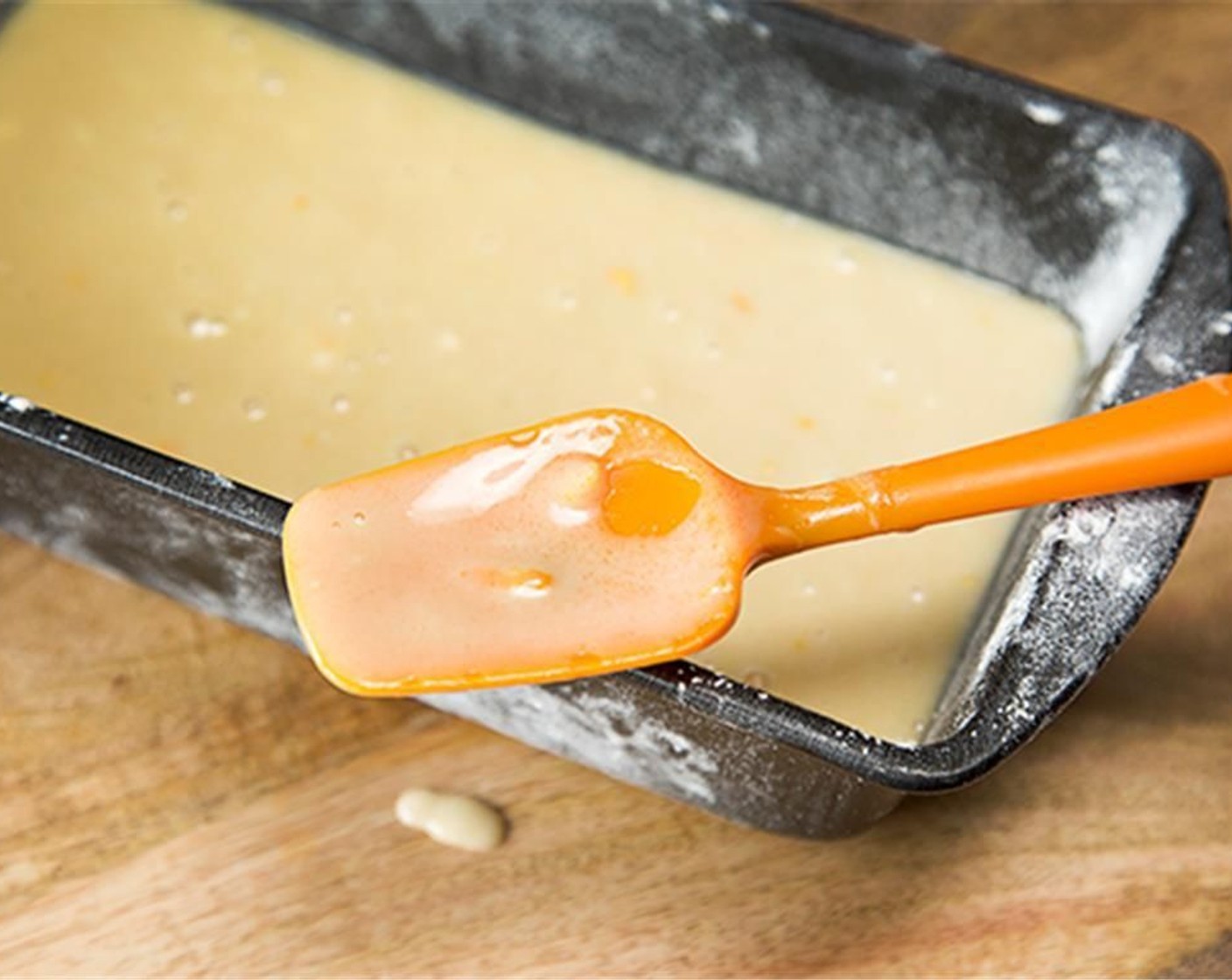 step 5 Place batter in the prepared loaf pan and now just say "Alexa, start oven". Your oven sets the appropriate program automatically and even better, the integrated baking sensor orchestrates the heating and tells you when your cake is perfectly baked. Please don't open the door during baking.