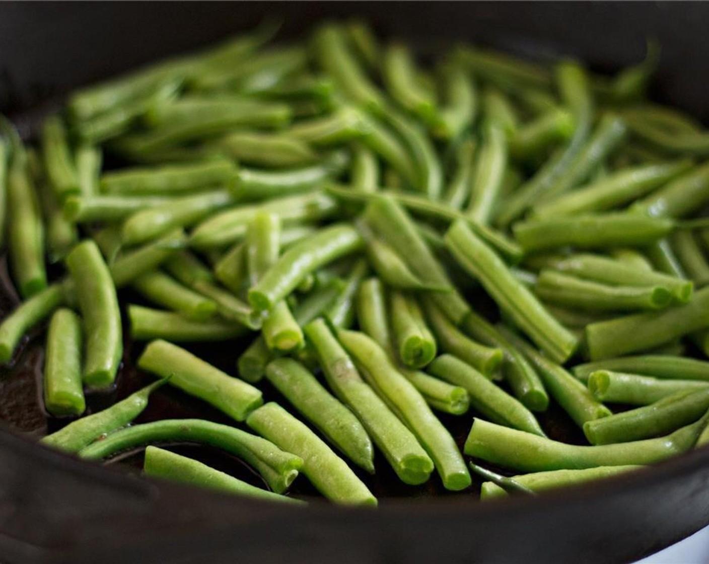 step 2 Add the Vegetable Oil (1 tsp), to a frying pan on medium heat. Once it's hot, add the trimmed and cut fresh green beans.