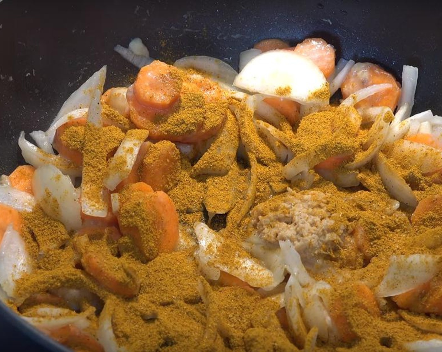 step 2 Add Fresh Ginger (1/2 Tbsp) and Mild Curry Powder (1 Tbsp). If you want the end product to be spicier, add Red Chili Pepper (1). Stir the mix a bit more.