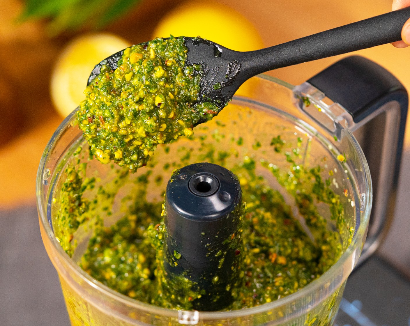 step 5 Anschließend das Olivenöl (1/2 Ta.) im dünnen Strahl hinzugießen und zu einer groben Paste pürieren. Für ein cremiges Pesto, zusätzliches Olivenöl hinzugeben.