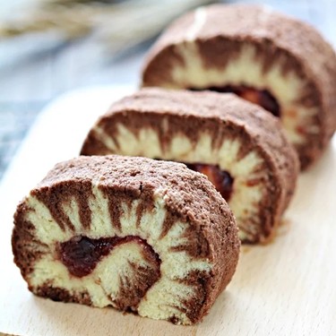 Hurricane Swiss Roll Cake Recipe | SideChef