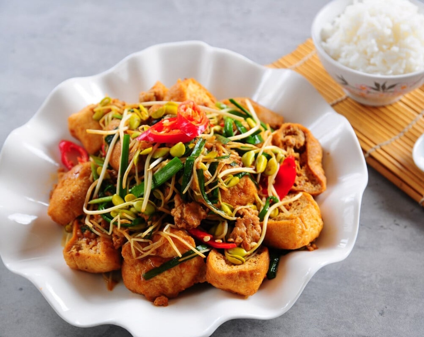 Stir Fry Beancurd Puffs with Soy Bean Sprouts