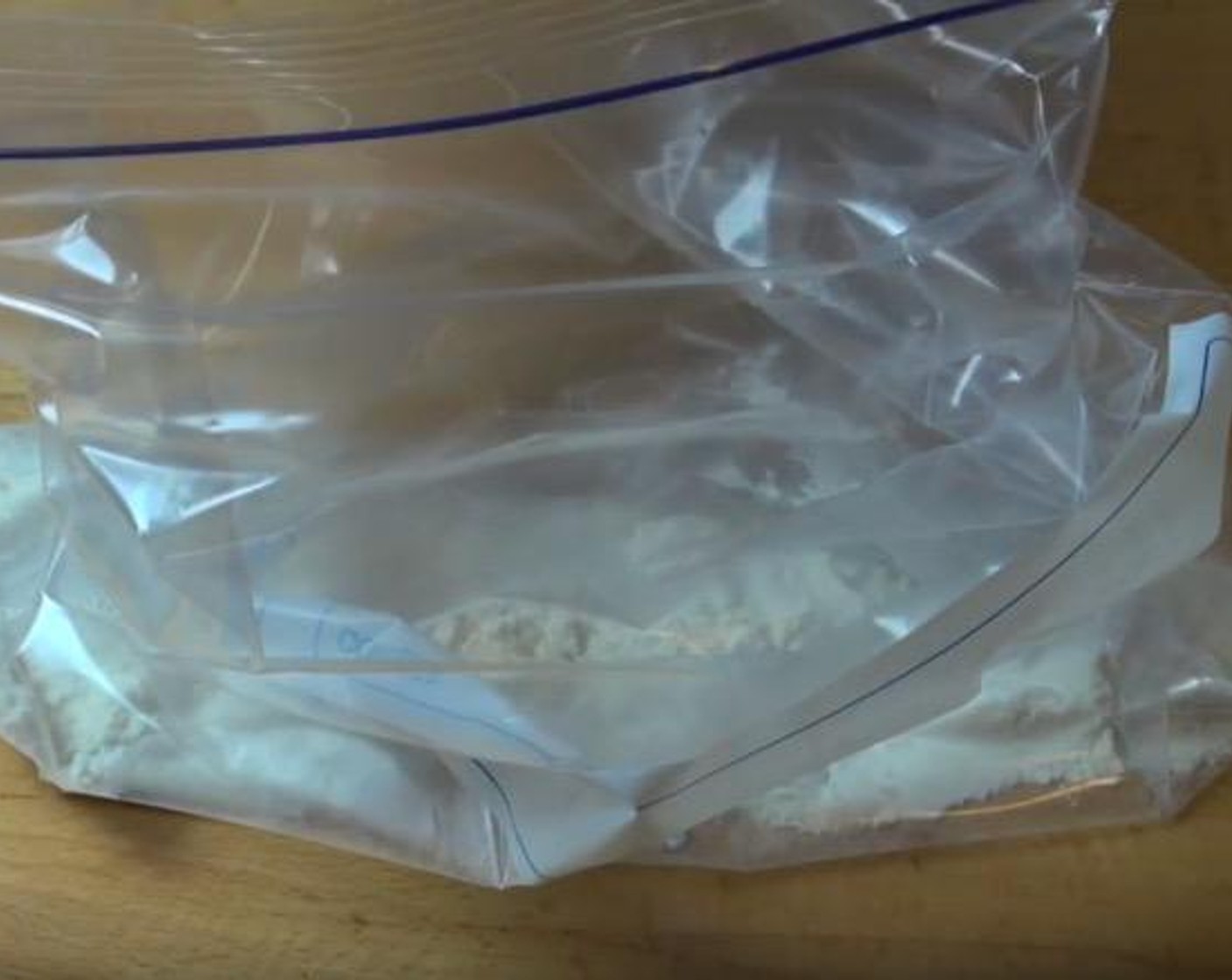 step 1 In a large Ziploc bag, add All-Purpose Flour (1/2 cup), Simply Organic Garlic Powder (1 tsp), Smoked Paprika (1 tsp), Chili Powder (1/2 tsp), Cayenne Pepper (1/2 tsp), Salt (to taste), Ground Black Pepper (to taste). Seal the bag and shake up the mixture.