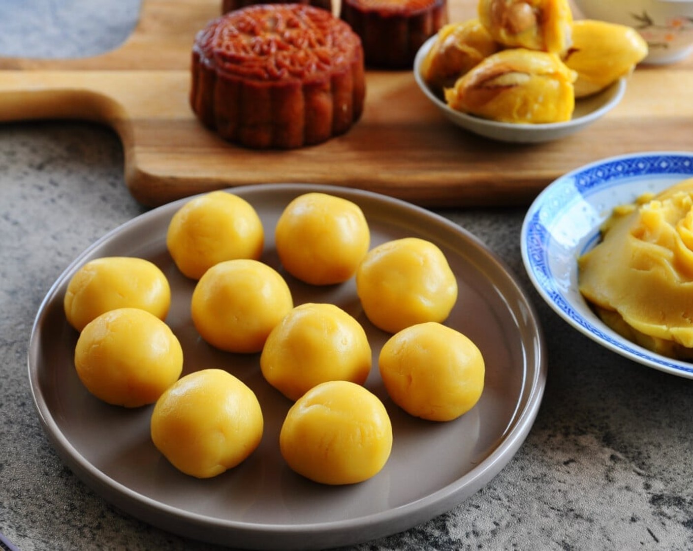 step 8 Let the mung bean paste cool completely, divide it into equal portions, and roll into small balls. They are then ready to be used for the mooncakes filling!