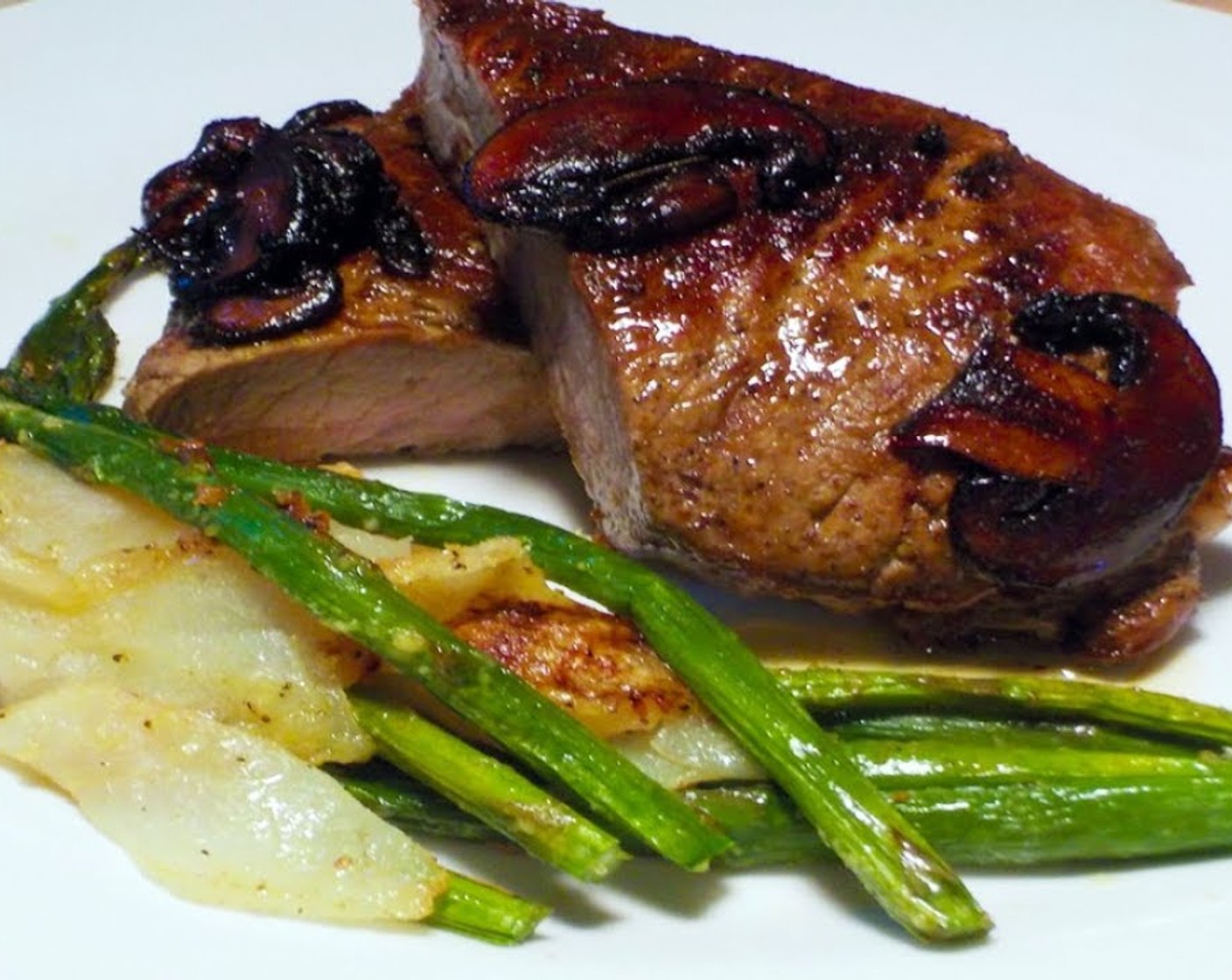 Steak with Roasted Asparagus and Pears