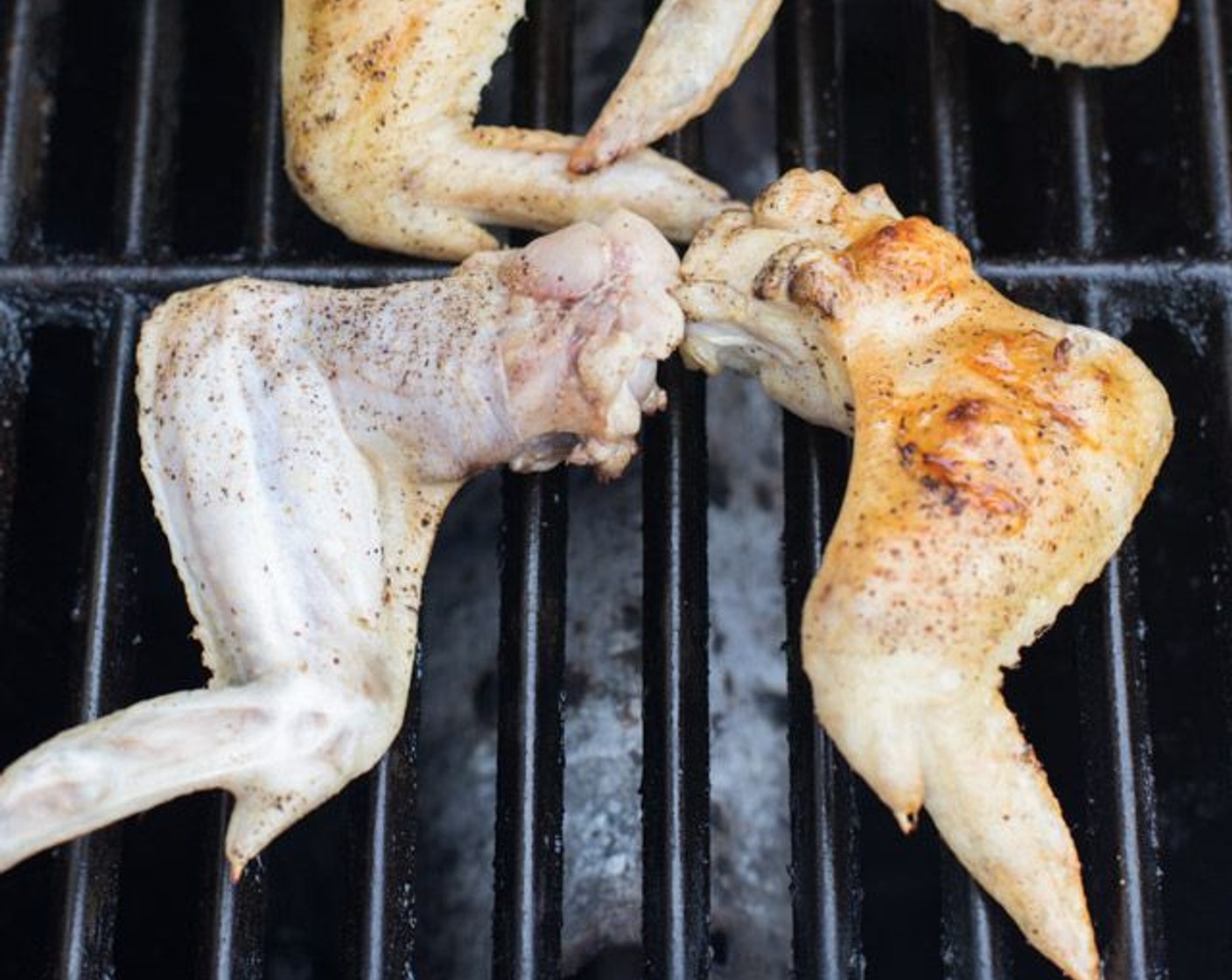 step 6 Grill wings on each side 10 minutes, making sure grill doesn't go above 400 degrees F (205 degrees C) or it could catch on fire. Watch wings carefully through the whole grilling process to avoid flare-ups.