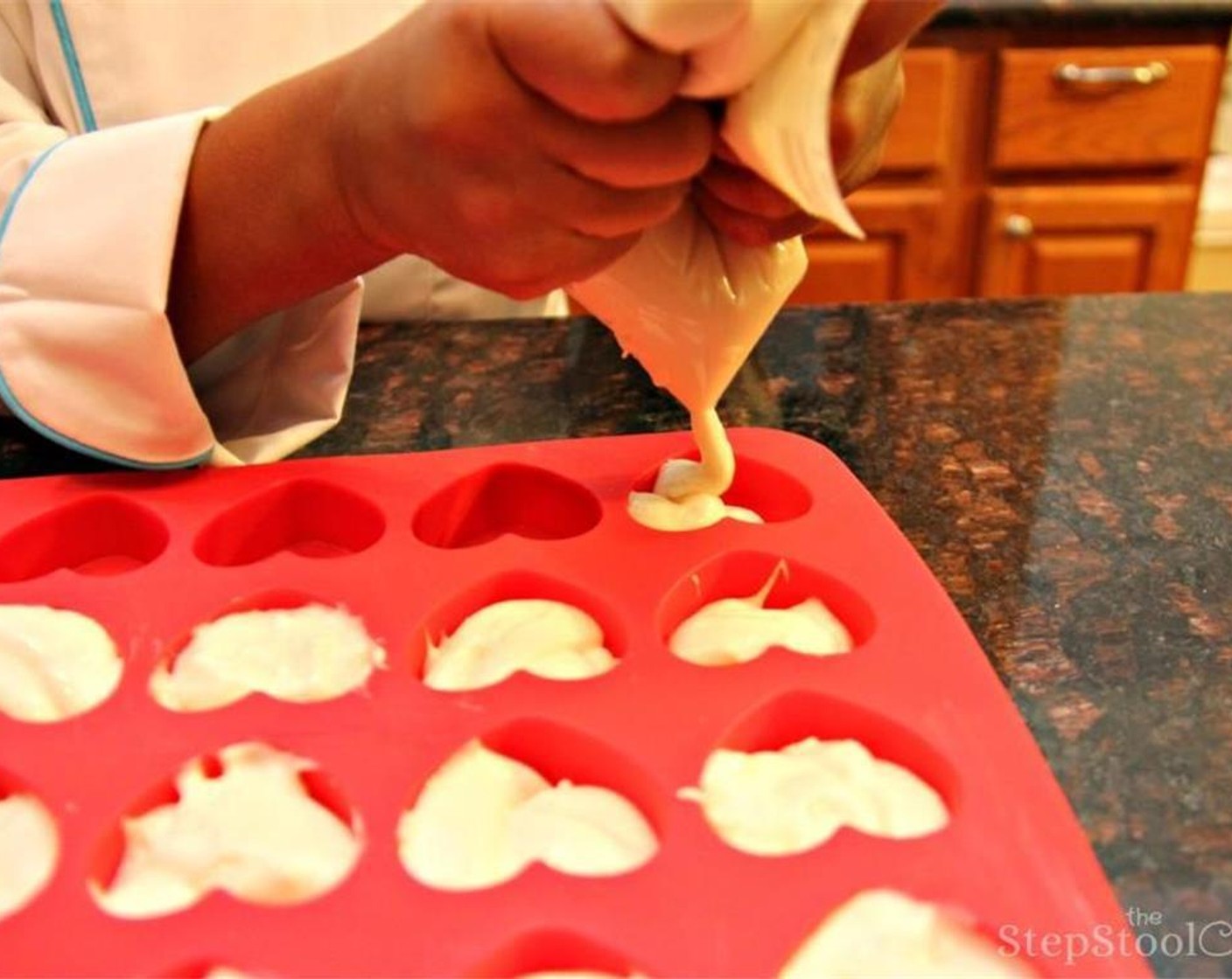 step 1 Mix the White Cake Mix (1 pckg) according to the package's instructions. Add the batter to a sandwich bag, seal the top, and cut one of the corners to make a homemade pastry bag. Pipe up about half and be careful not to overfill.
