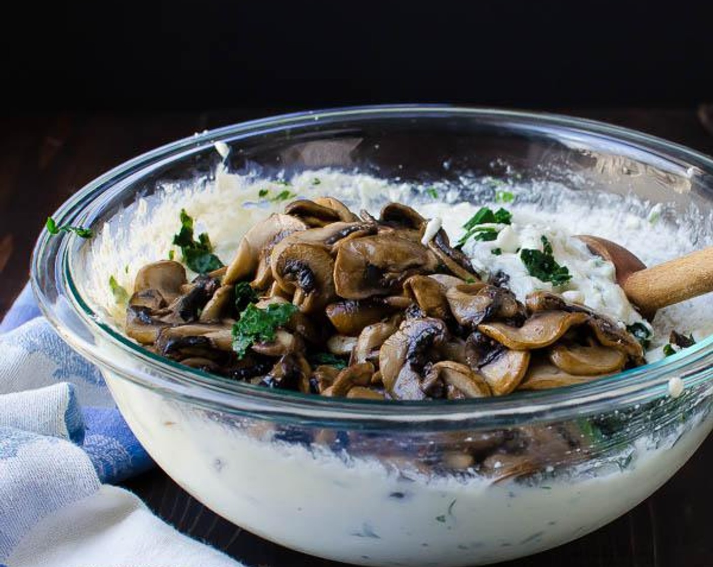 step 6 With a paper towel, pat dry the mushrooms and make sure the kale is very dry as well.