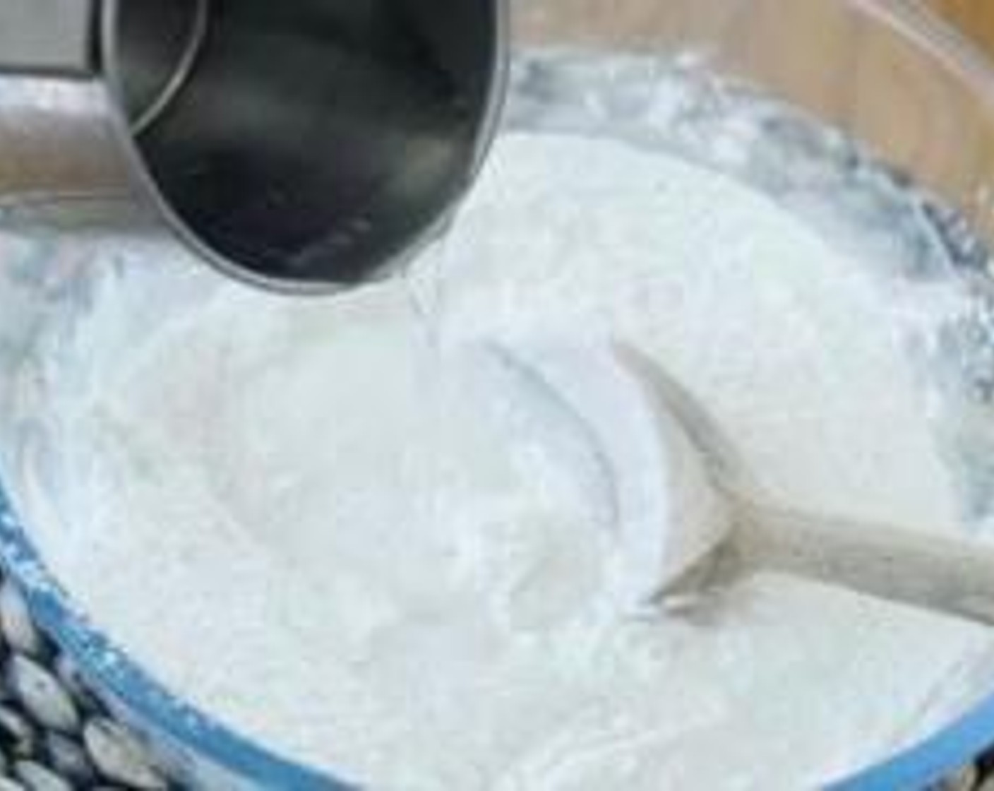 step 2 Mix Sweet Glutinous Rice Flour (1 cup), Rice Flour (1/2 cup), and Caster Sugar (1/2 cup) together. Add in Water (1 1/2 cups) and mix well until smooth. Add in Banana Flavoring (2 tsp), mix well.