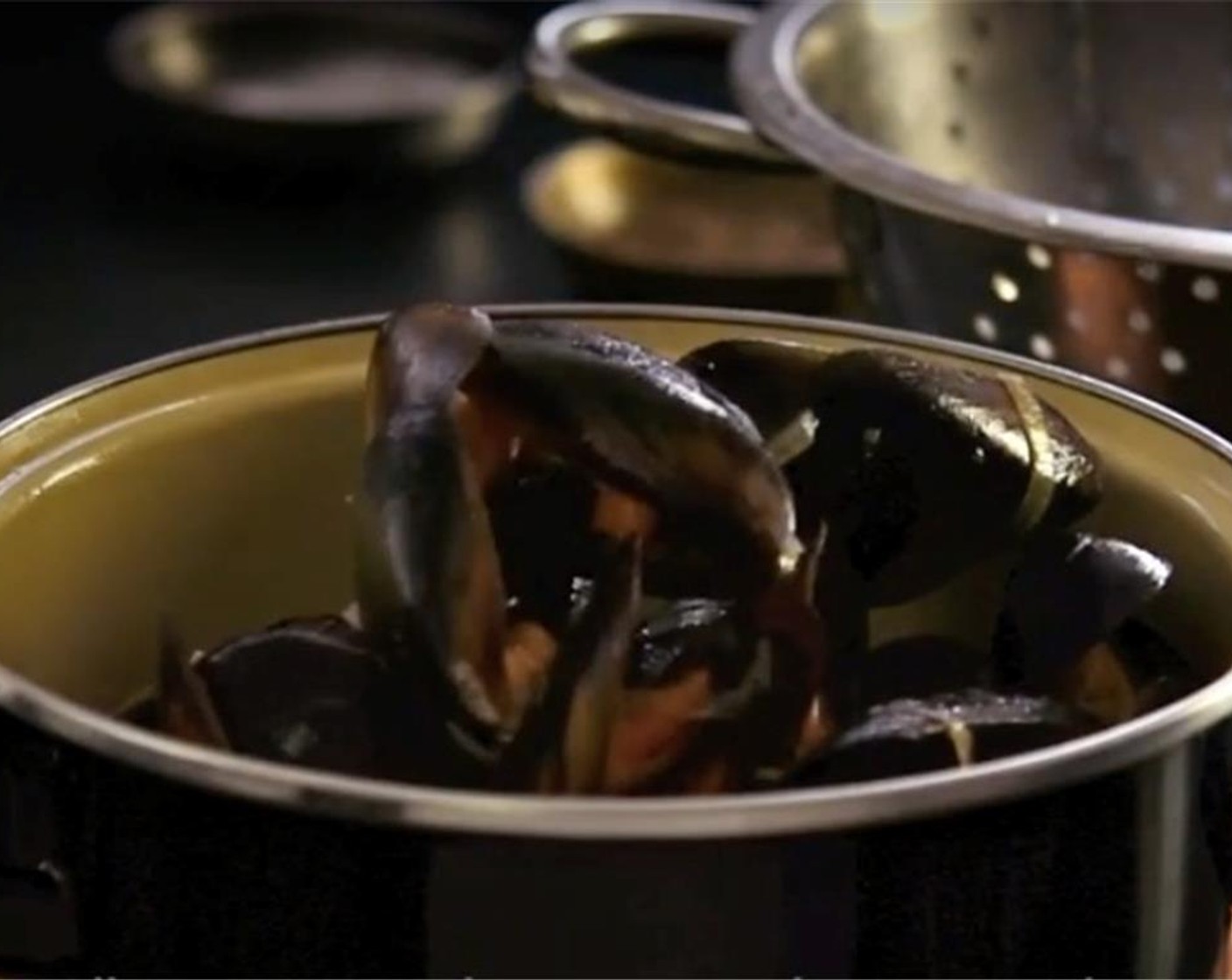 step 6 Either return mussels to the pot and cover to heat through, or pour sauce over mussels in serving bowls.