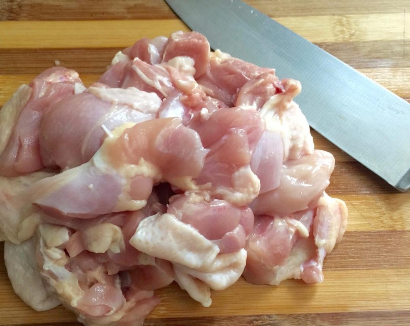 step 1 First, prepare to marinade the Boneless, Skinless Chicken Thighs (3.3 lb). Cut the chicken thigh into chunks, about 3 centimeters in size.