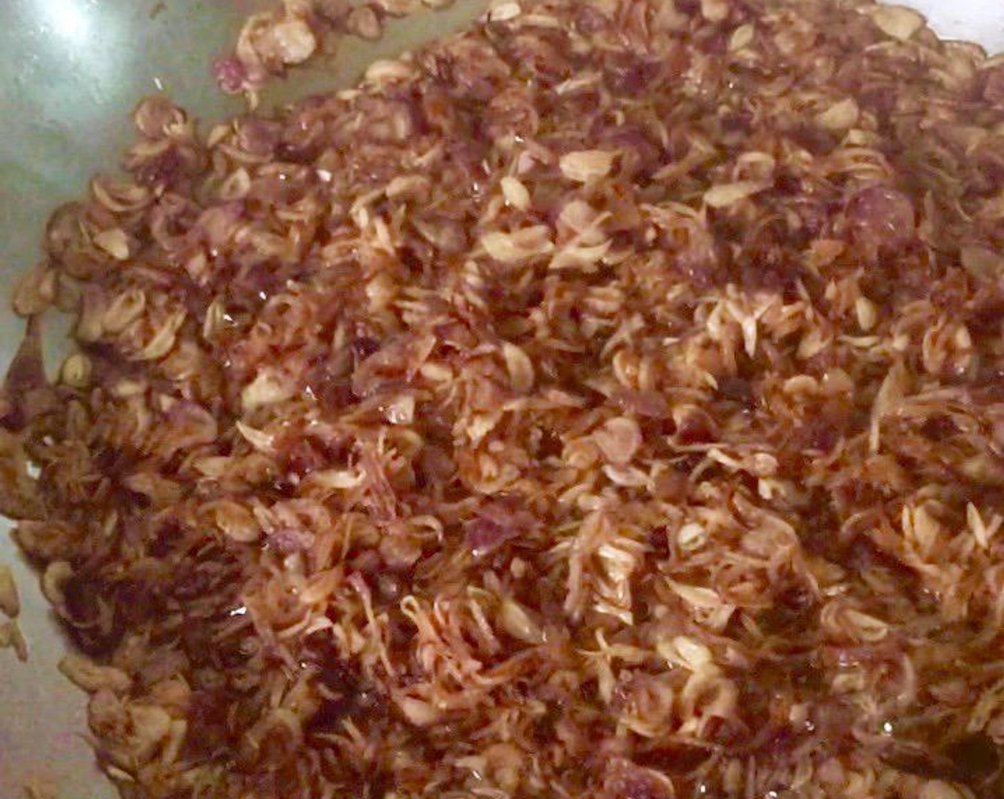 step 5 When more than half of shallots have turned golden brown, turn off the heat. Continue to cook in the hot oil until all shallots gradually turn golden brown.