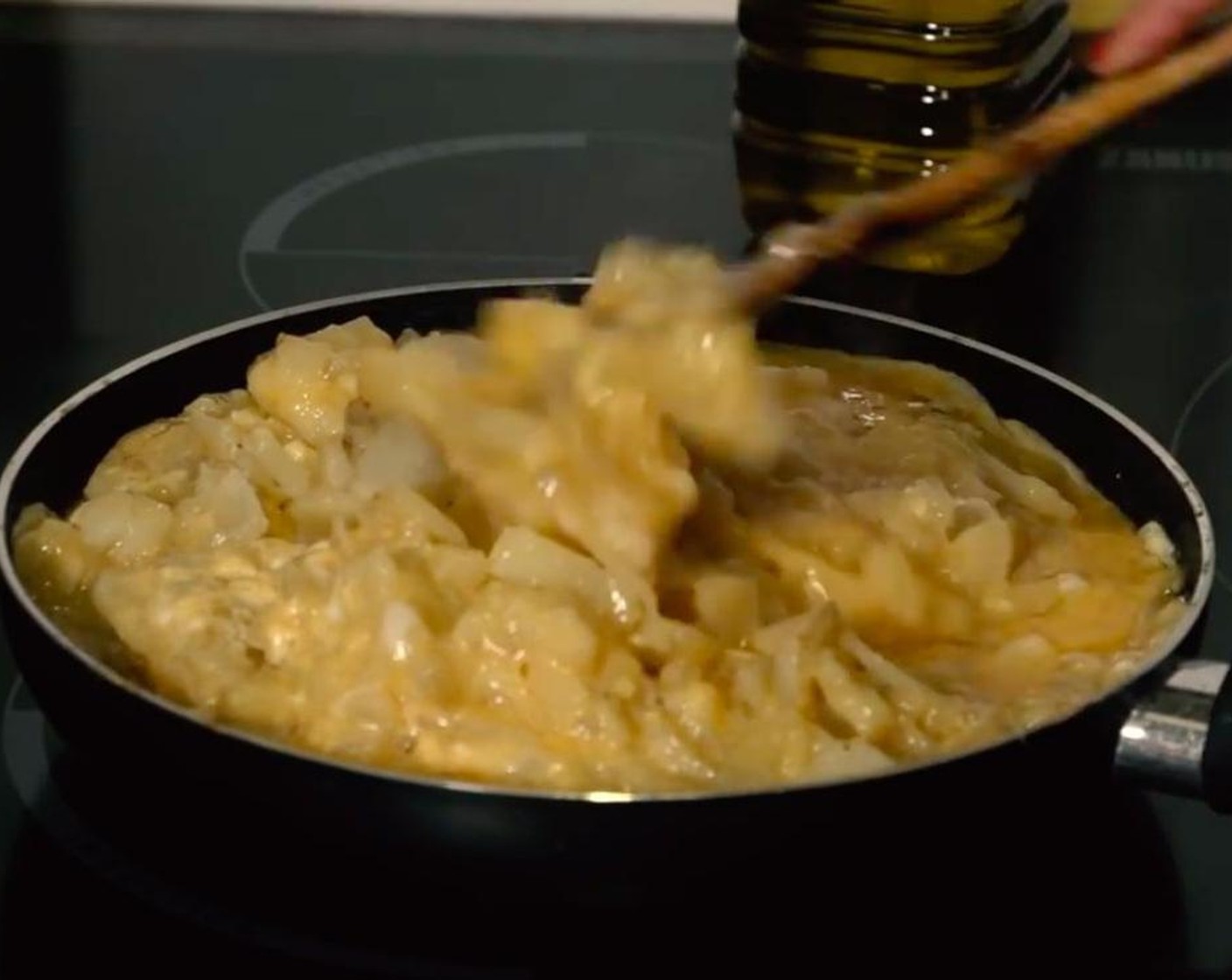 step 4 On the sauté add two spoons of olive oil and when it gets hot add the mix, remove it little bit and leave rounding with the spatula.