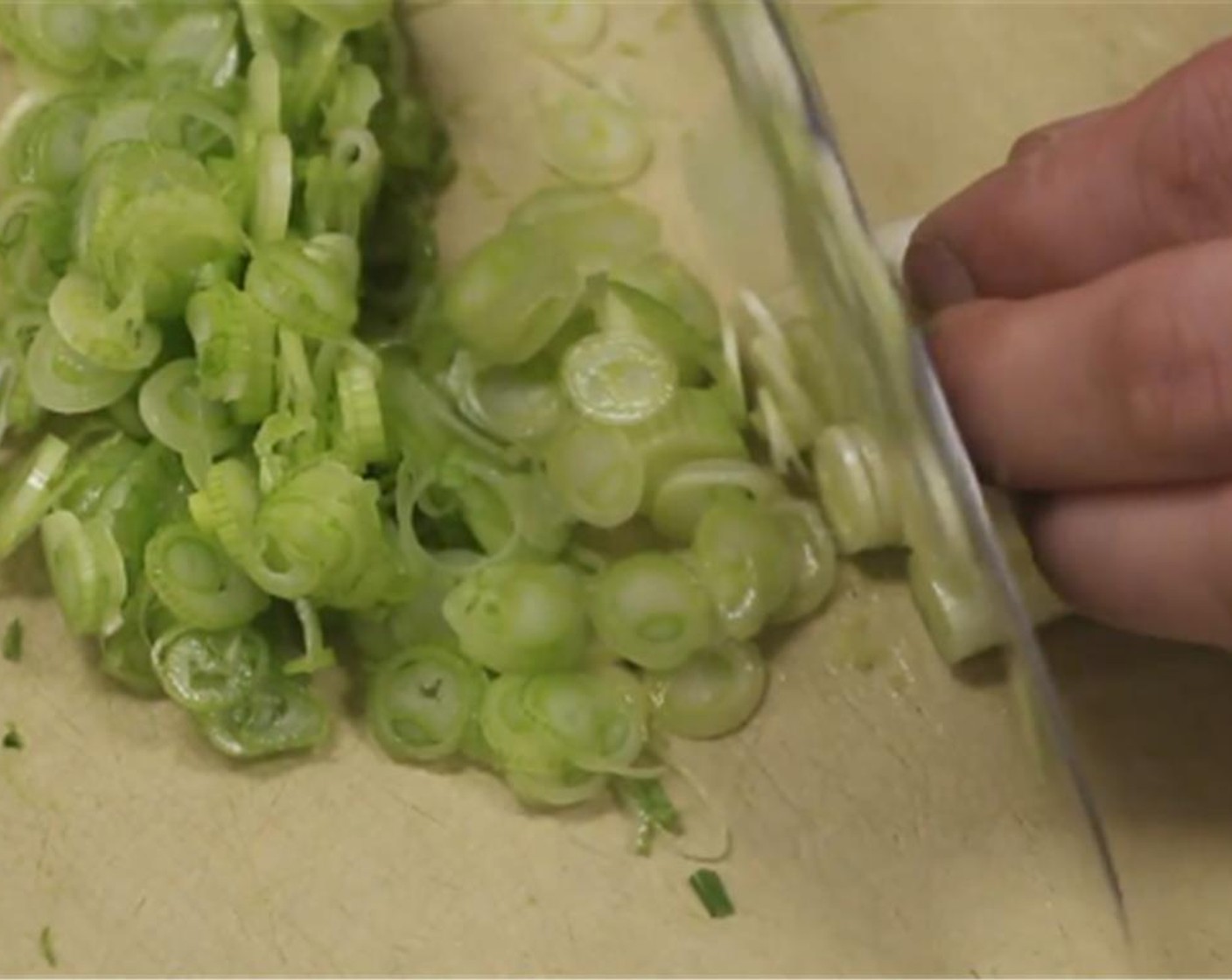 step 3 Thinly slice the Scallion (1 bunch), only slicing the white and light green parts.
