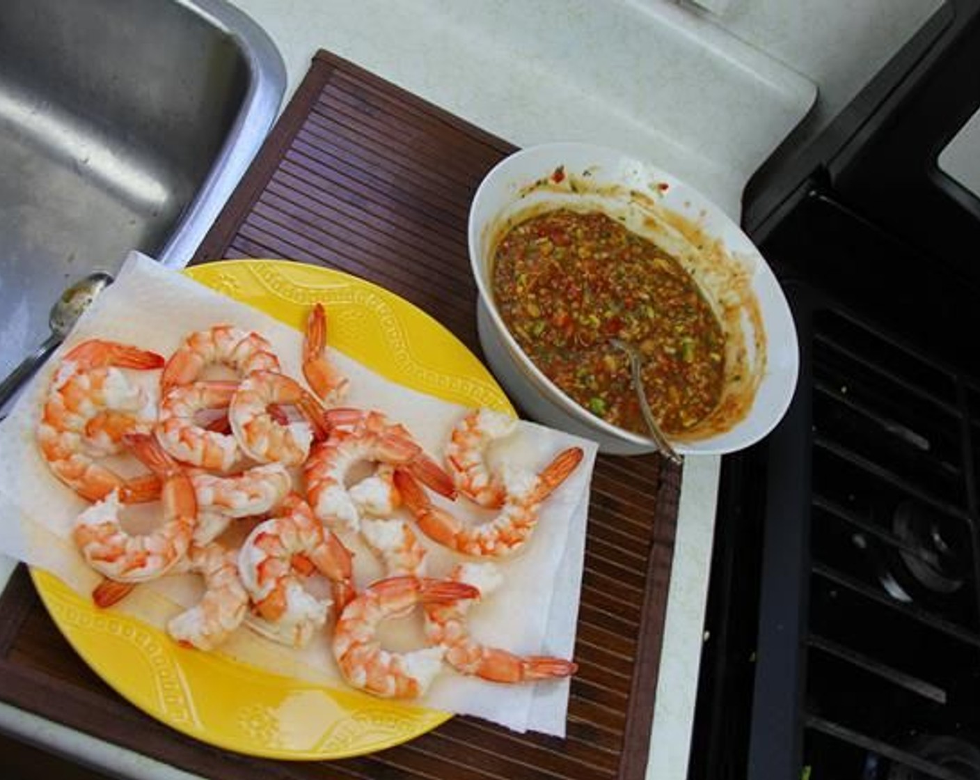step 5 For a quick fix, use the frozen (cooked) Peeled Prawns (12 oz) you can get at the grocery stores. Thaw, rinse with cool water and pat dry with paper towels.
