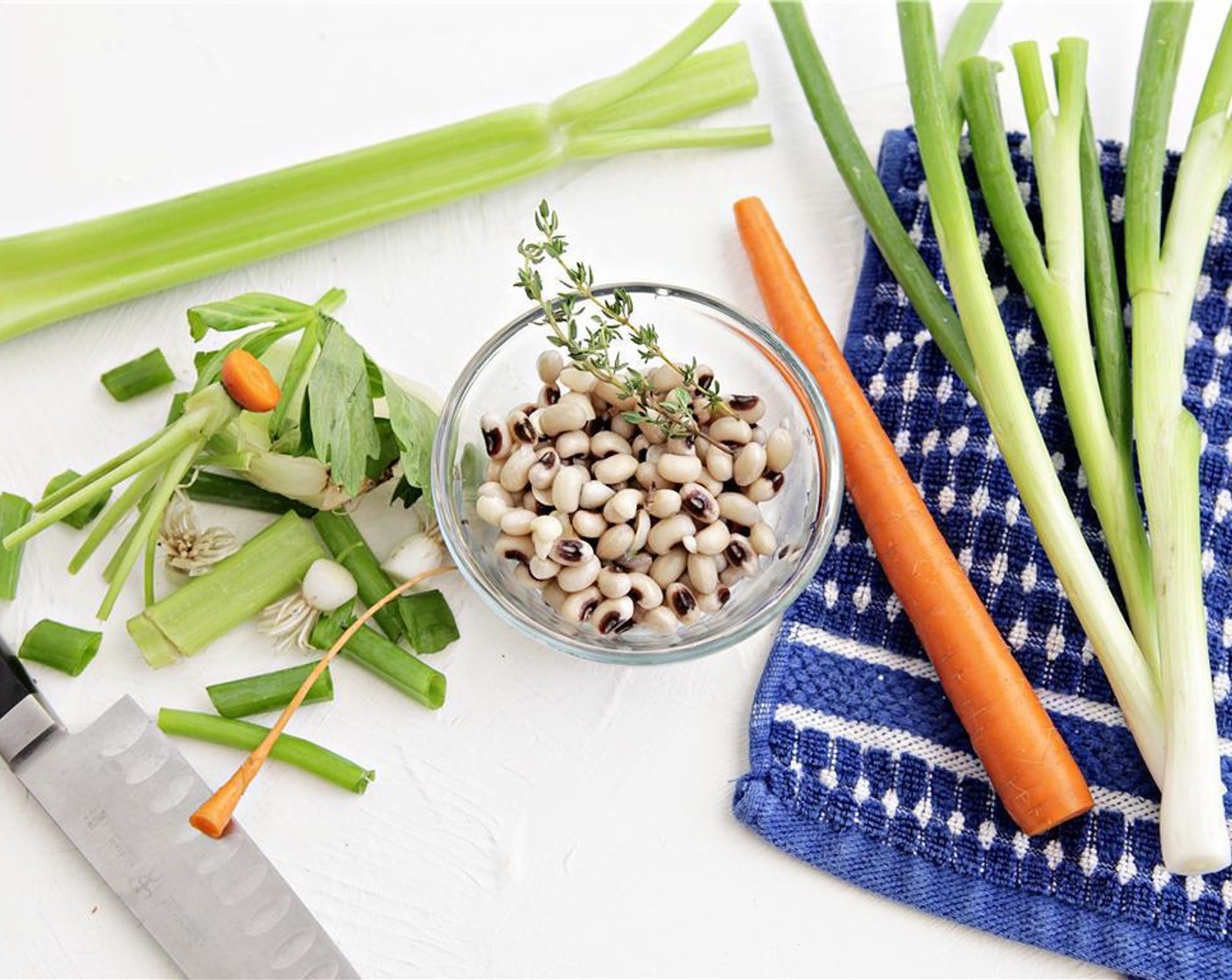 step 4 Trim Scallion (1 bunch), Carrot (1), and Celery (1 stalk) then cut in half and add to the pot along with Field Peas (1/2 cup) and cover.