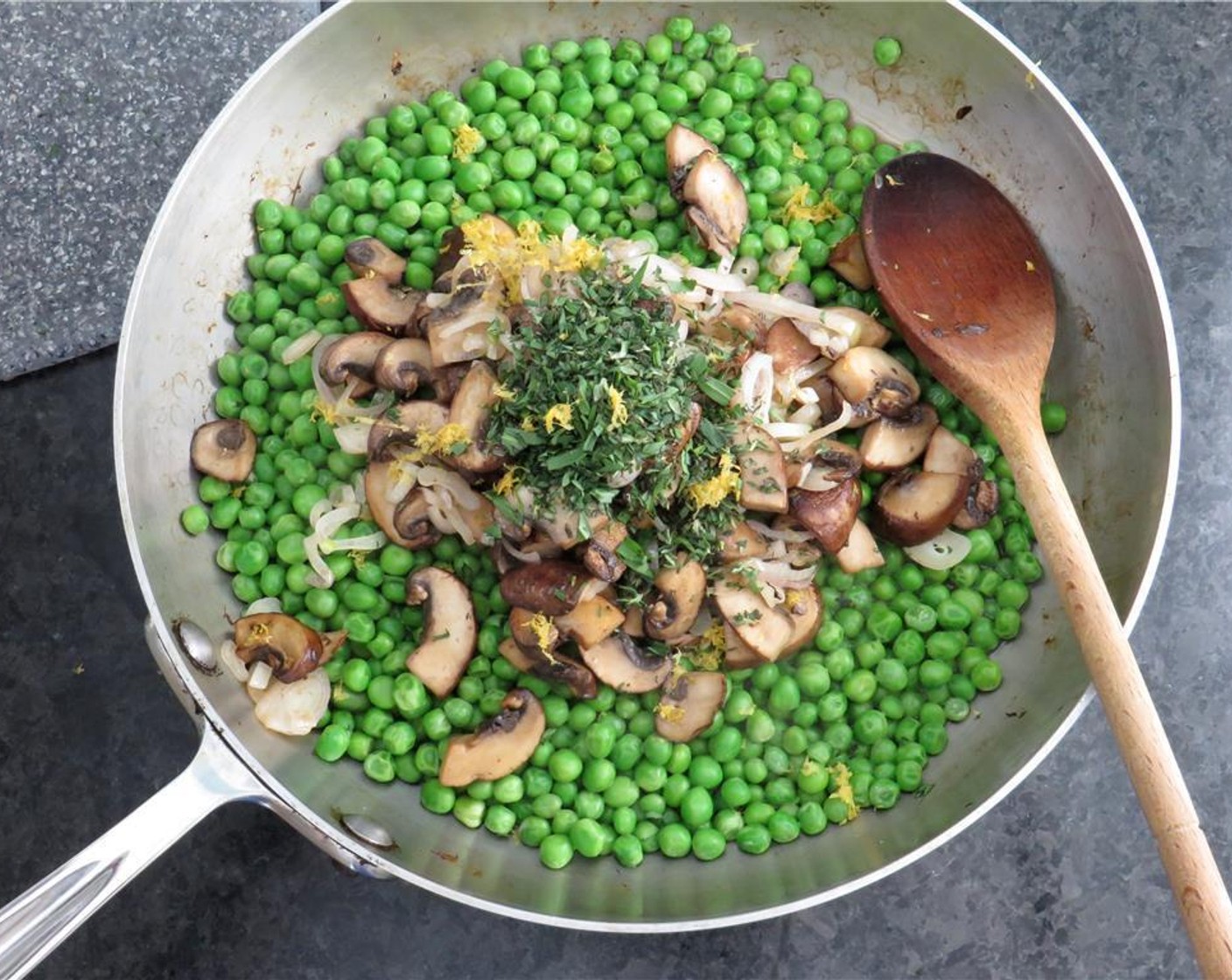 step 4 Return pan to heat. Add Frozen Green Peas (3 2/3 cups) and Vegetable Broth (1/4 cup) Heat over medium high heat, until broth boils and peas are heated through. Remove peas from heat, and stir in shallots and mushrooms to combine.