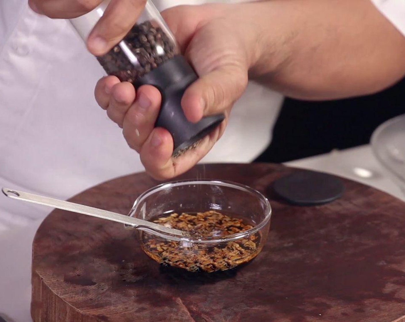 step 3 Add Distilled White Vinegar (1 1/3 Tbsp), Soy Sauce (1 1/3 Tbsp), Granulated Sugar (2 tsp), mix well with fried garlic.