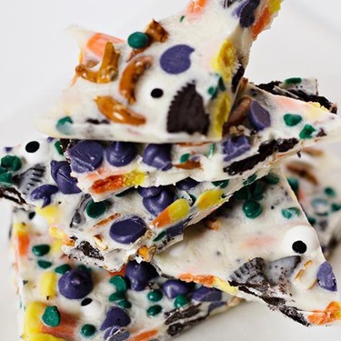 Halloween Candy & Oreo White Chocolate Bark Recipe | SideChef