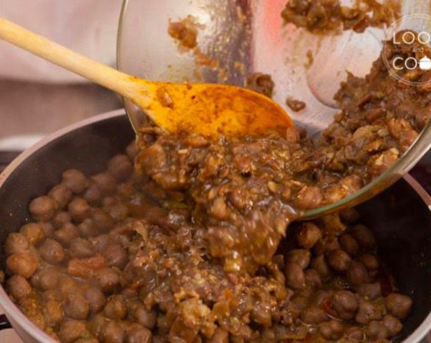 step 12 Pour the mashed chickpeas back into the pan and mix well.