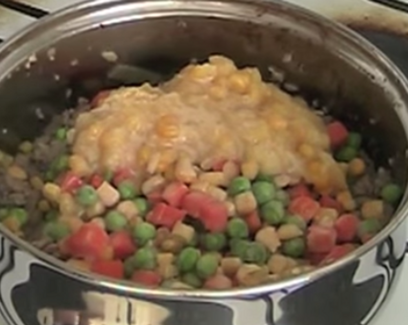 step 3 Add Frozen Mixed Vegetables (1 1/2 cups), Evaporated Milk (1/2 cup), and Creamed Corn (1/2 cup). Stir to make it mix well over low heat for 6 minutes.