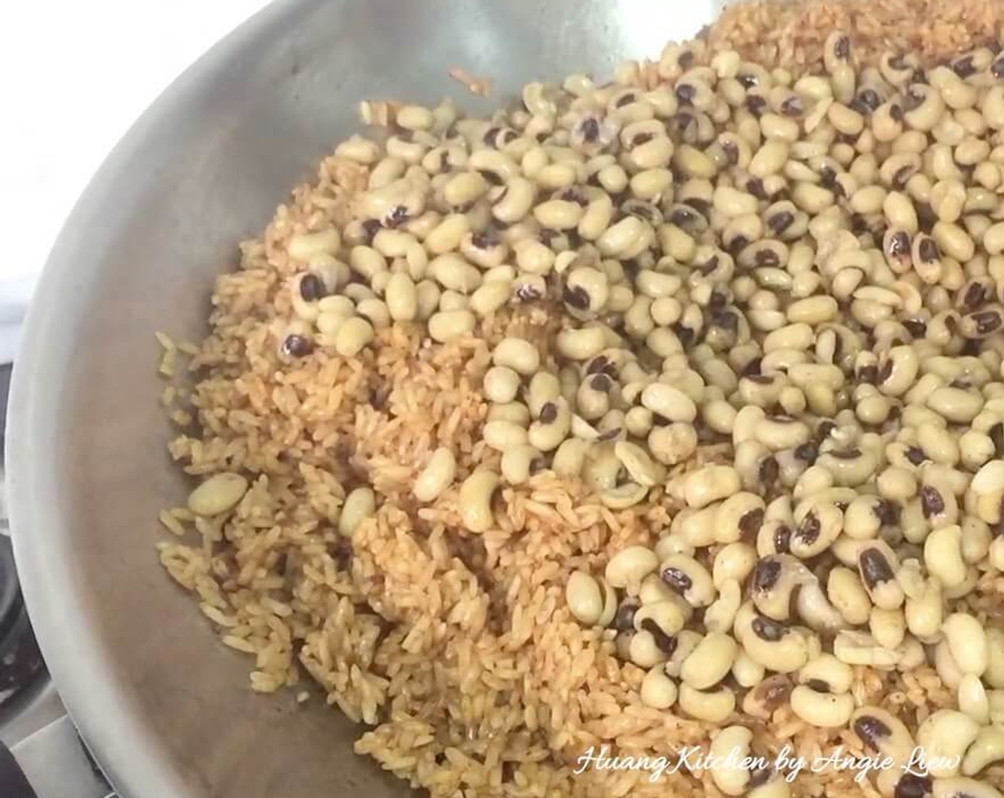 step 22 Then, using the same wok, fried chopped garlic till fragrant. Add the seasoned glutinous rice and stir fry for 2 minutes. Stir in the black-eyed peas and adjust to taste.