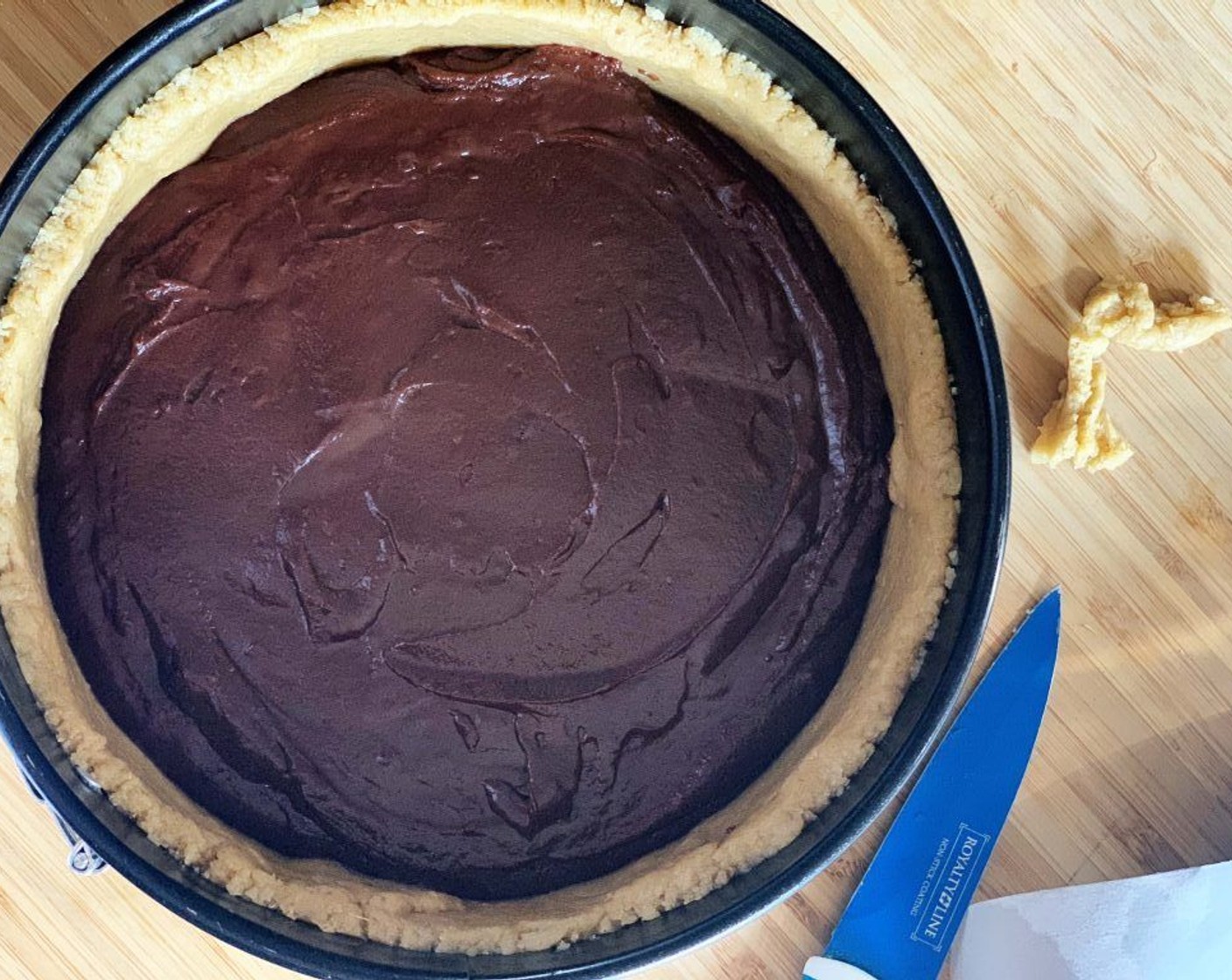 step 8 Pour the chocolate cream into the pie crust,